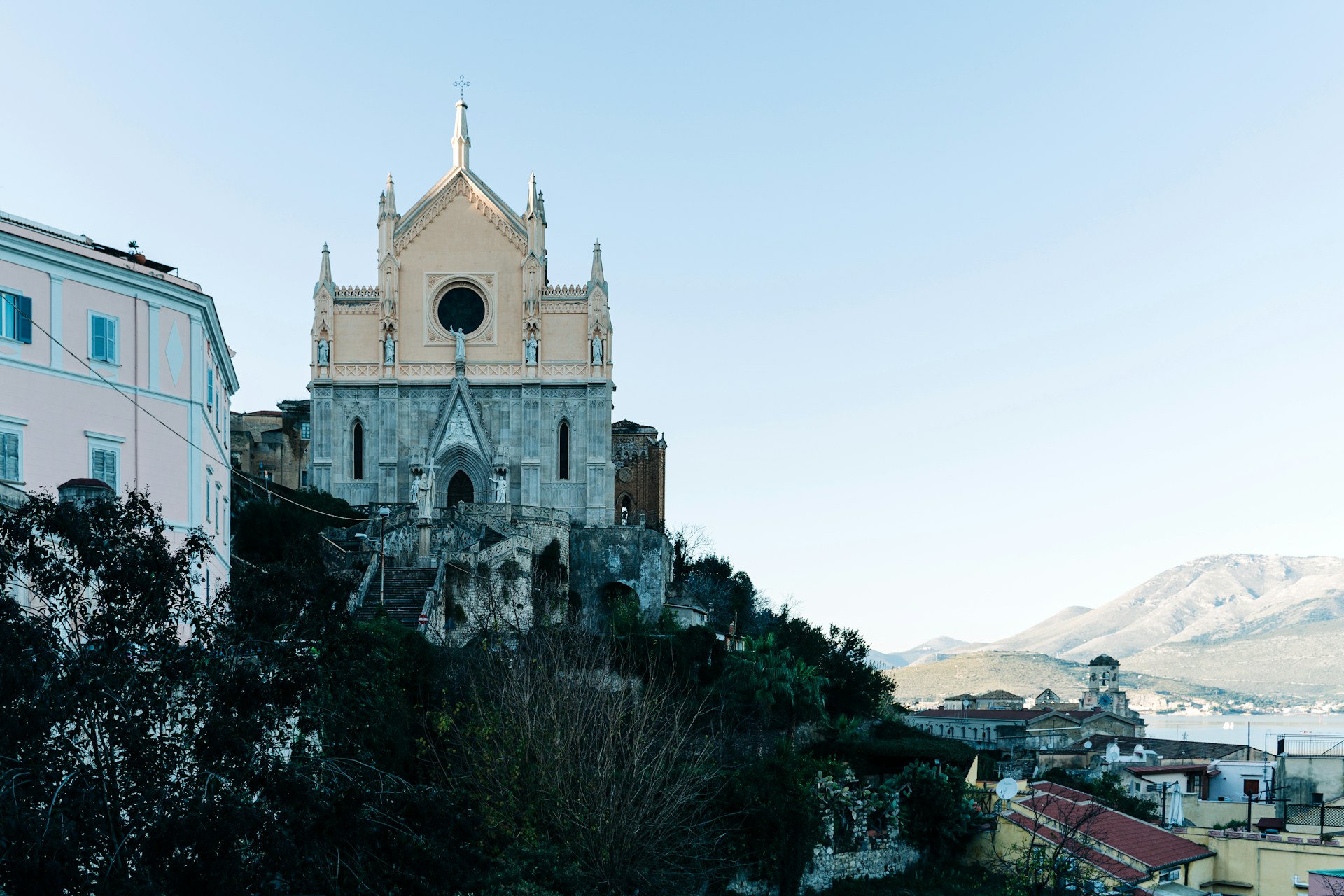 gaeta katedral bland alla kyrkor